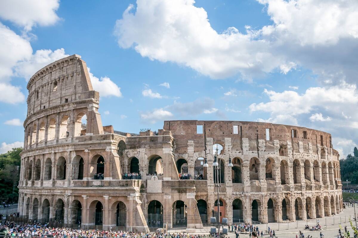 Colosseo Roma turista sfregia
