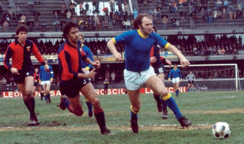 Zigoni in azione al Bentegodi contro il Genoa.