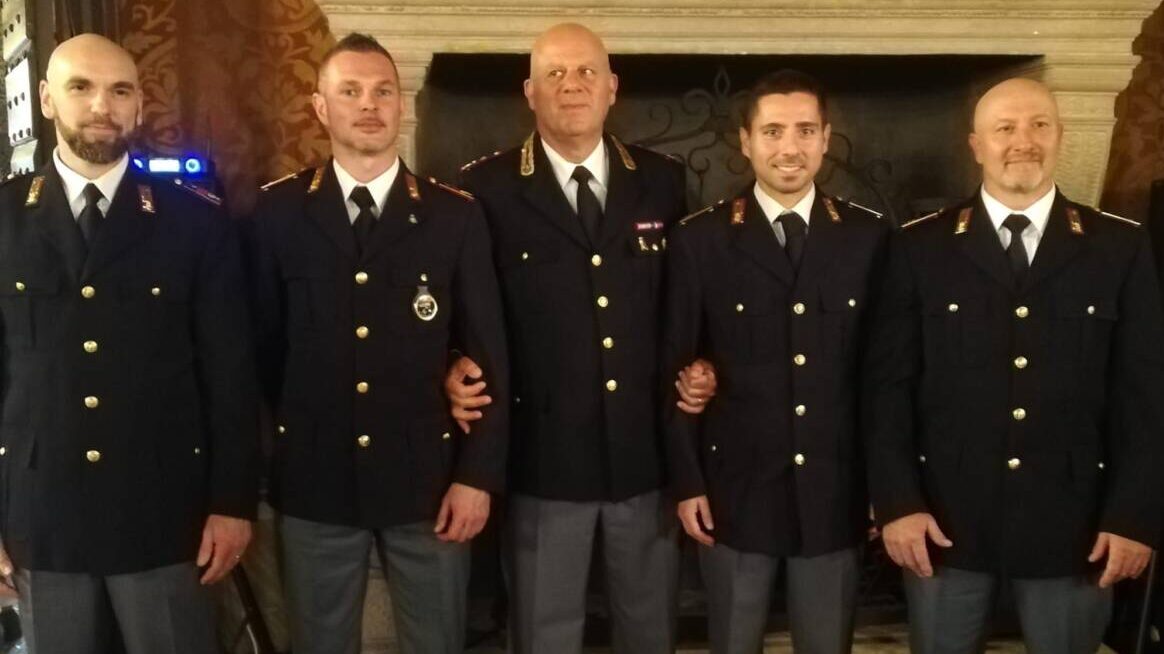 4 poliziotti salvano la vita a una ragazza