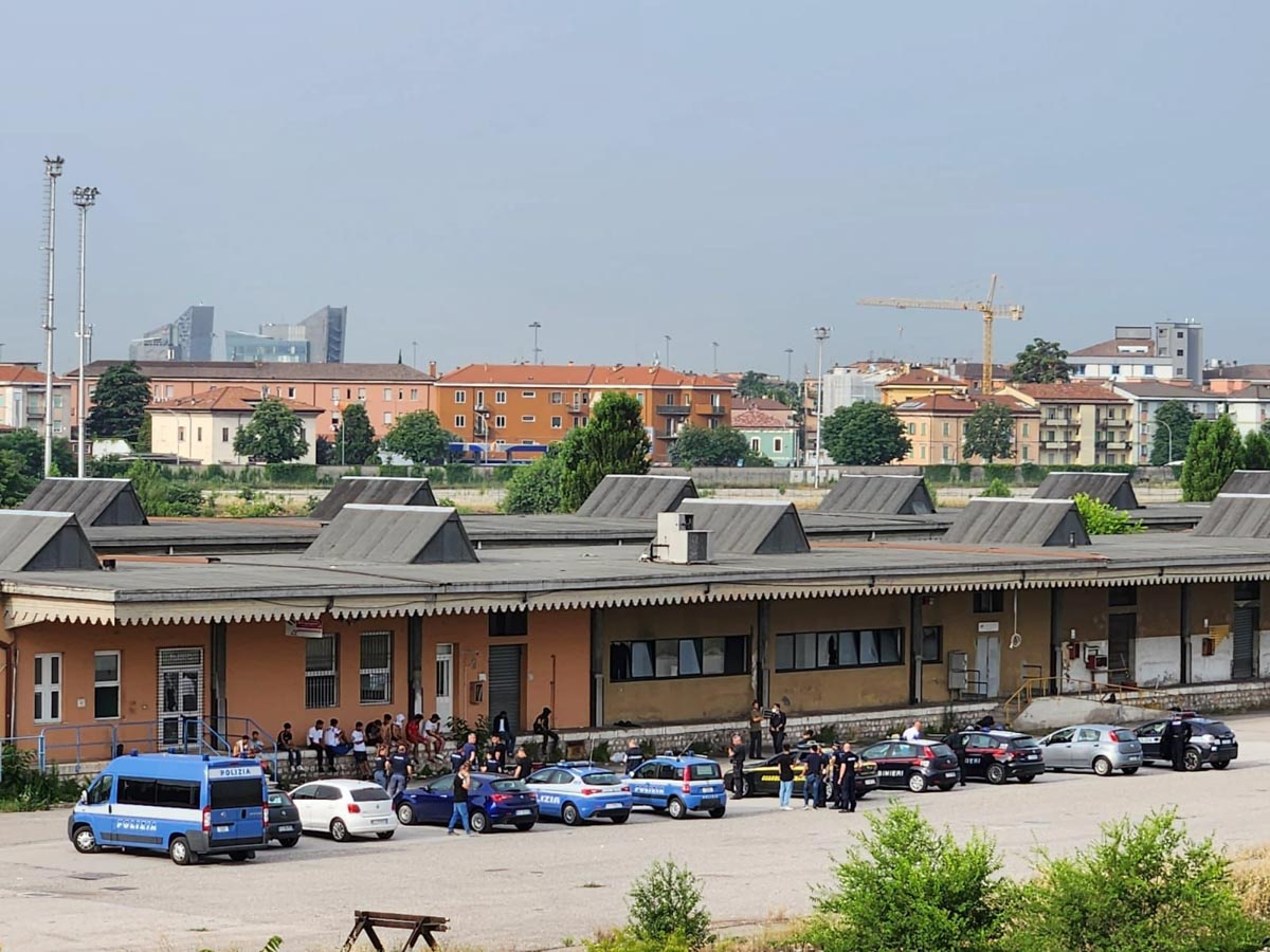 Sgombero polizia piazzale XXV Aprile occupazioni abusive