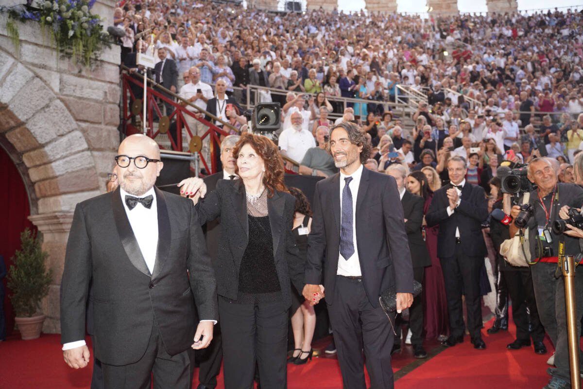 Sofia Loren entra in arena, madrina 100 anni opera festival