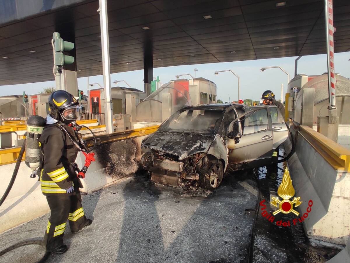 Auto in fiamme casello Verona Nord (5)