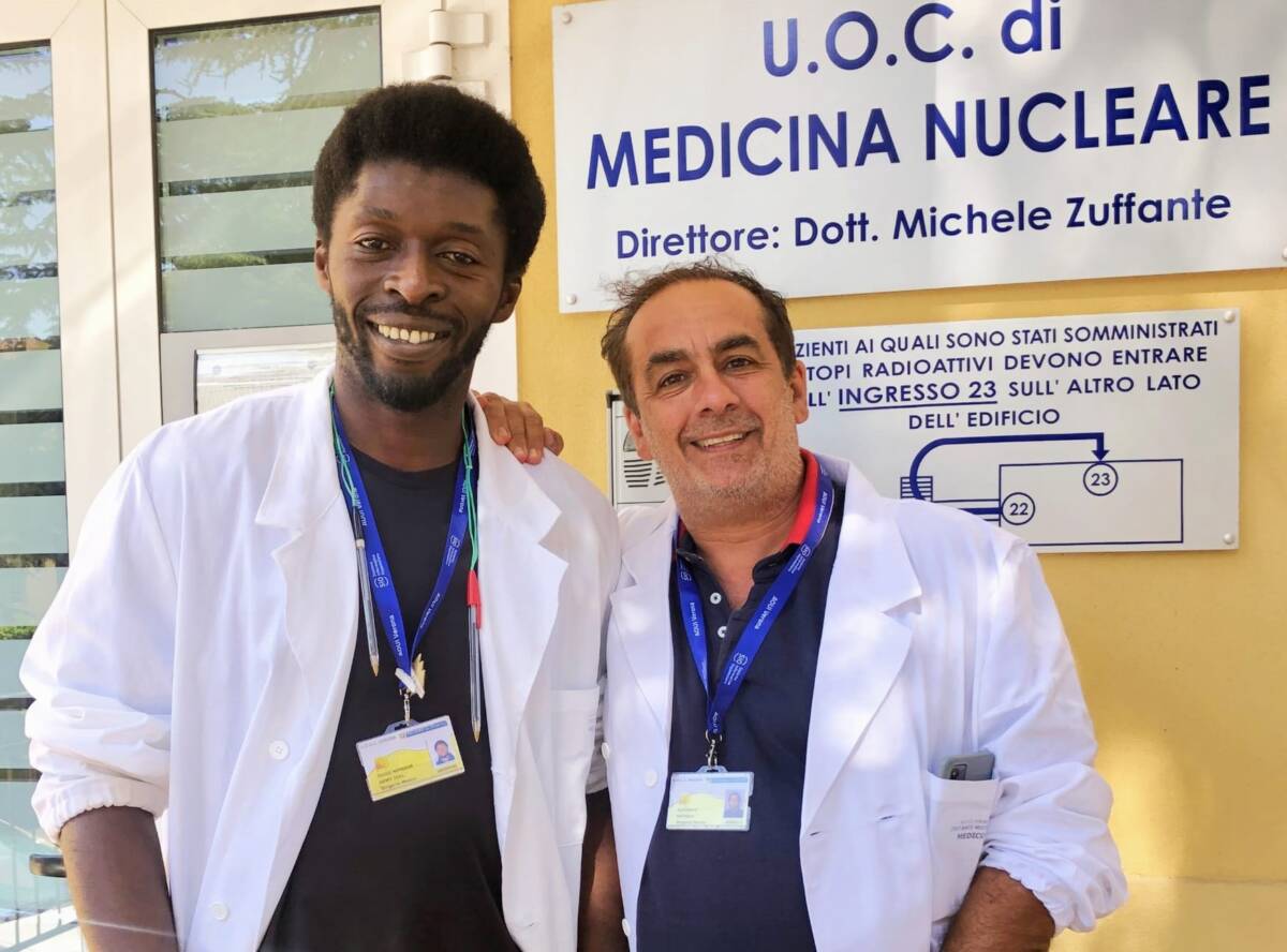 Remy Joel Egoue Mongoue, dottore in Medicina Nucleare, e Michele Zuffante, direttore UOC medicina nucleare