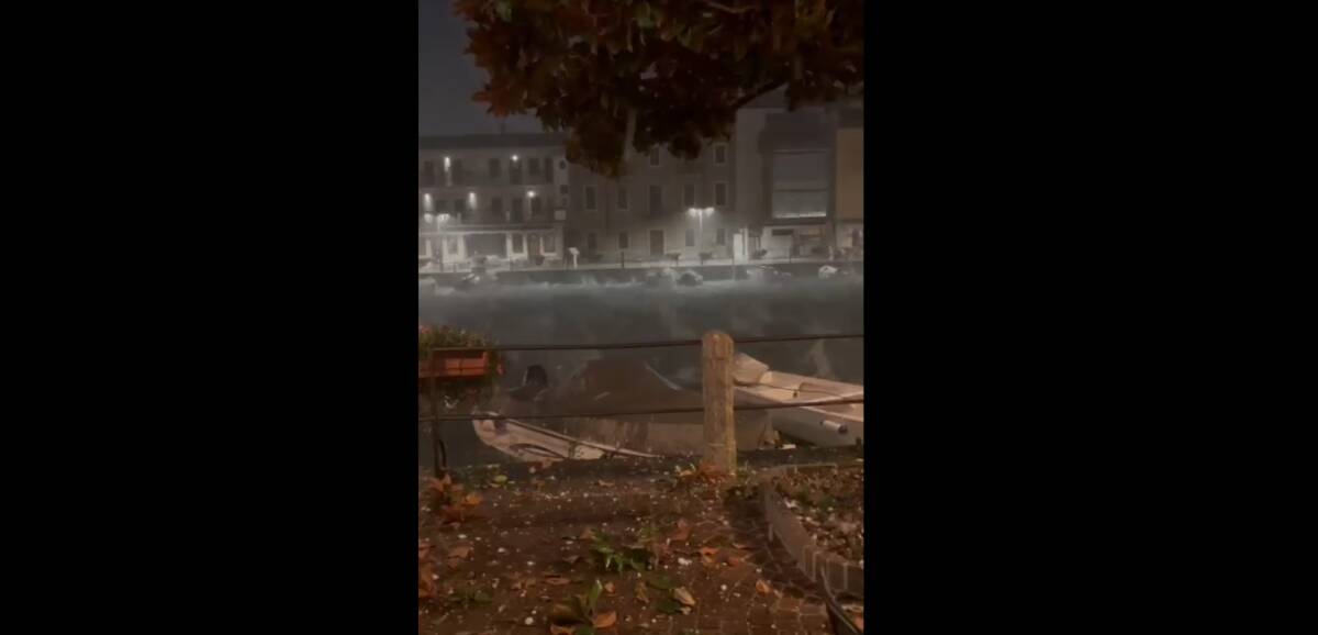 Un fermo immagine di un video che mostra il temporale a Peschiera del Garda