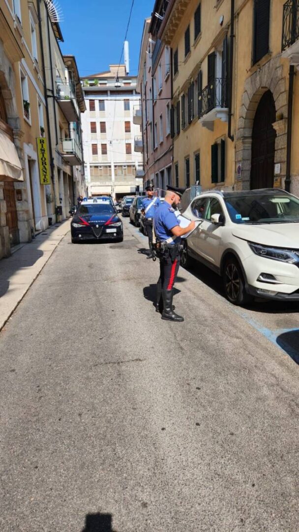 Carabinieri incendio auto Verona piazza pradaval