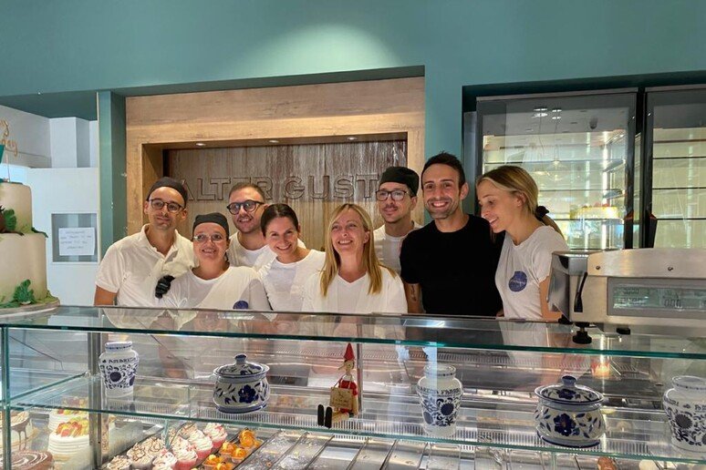 Giorgia Meloni nella pasticceria locale di Ceglie Messapica (Foto Ansa)