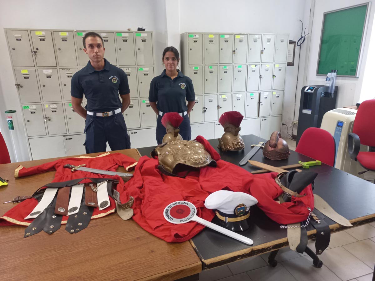 Polizia locale verona - materiale sequestrato centurioni