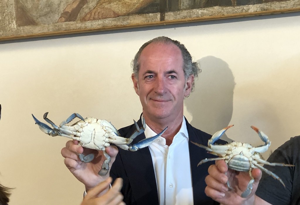 Luca Zaia con degli esemplari di Granchio Blu.