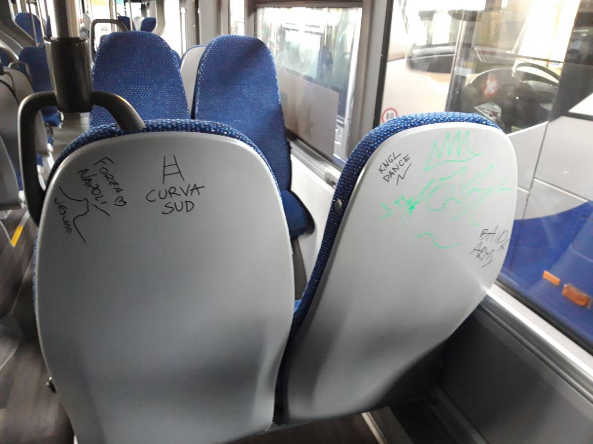 autobus atv vandalizzato