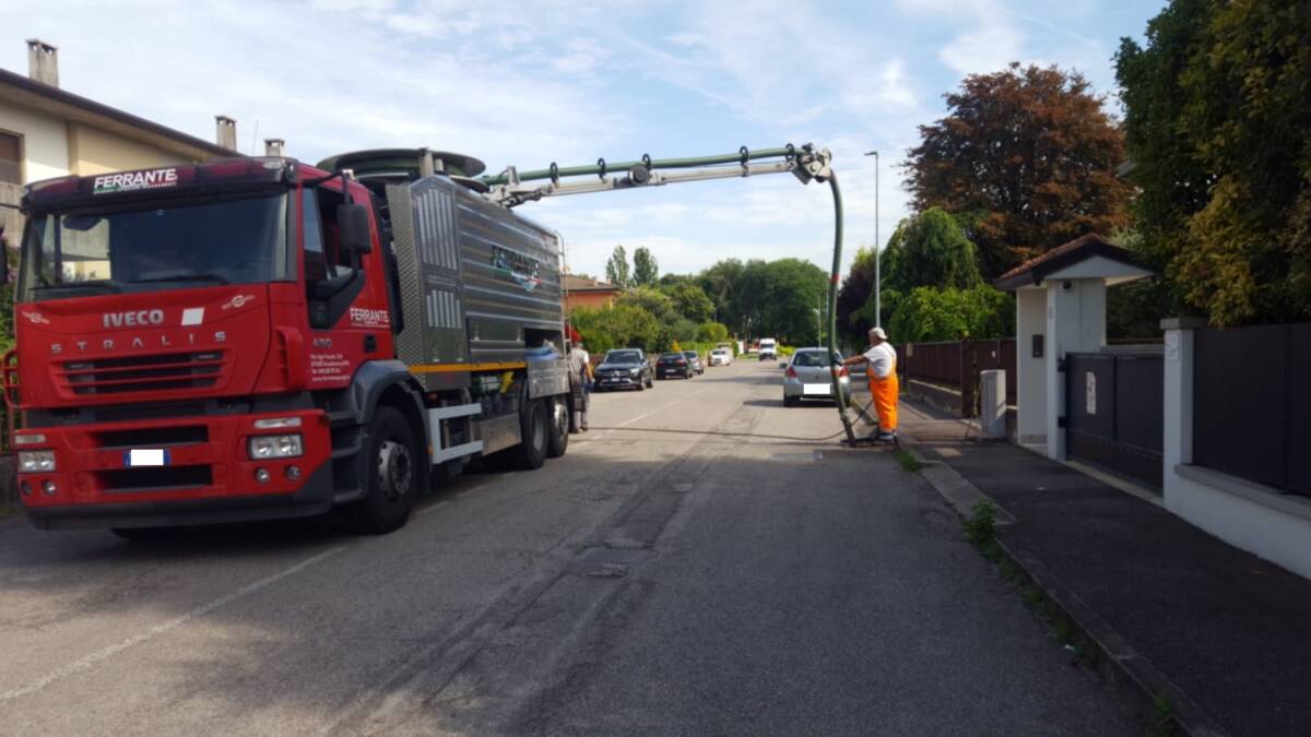 Camion pulizia pluviali caditoie Povegliano Veronese
