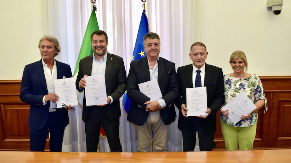 mit- taxi gratis all'uscita delle discoteche matteo salvini