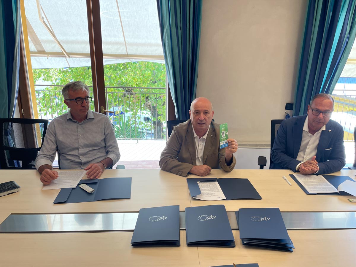 Presentazione orario invernale Atv. Al centro il presidente Bettarello