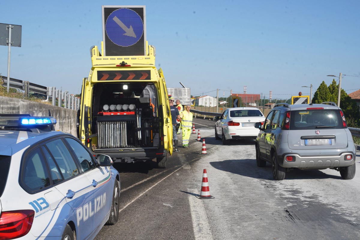 Camion ribaltato tangenziale sud