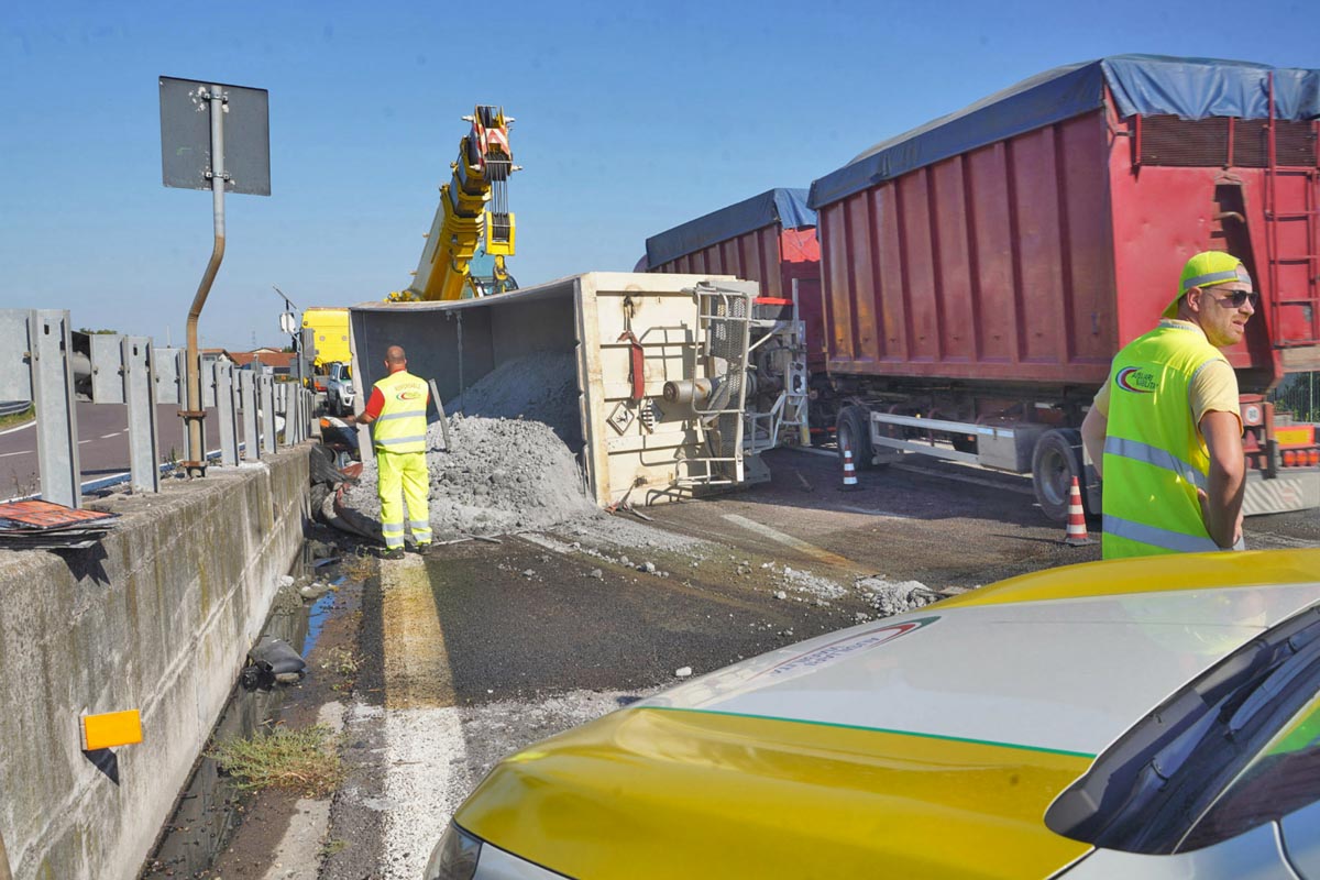 Camion ribaltato tangenziale sud