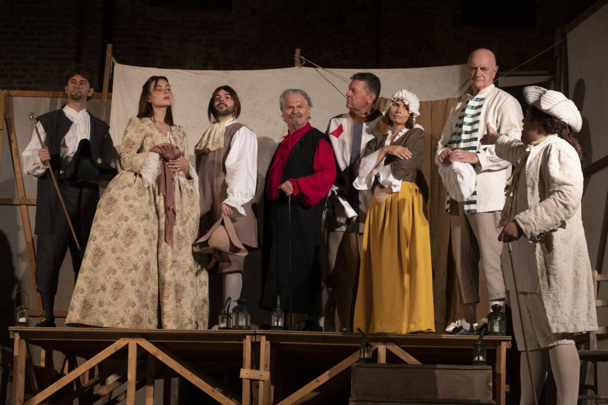 La compagnia teatrale La Graticcia in scena con Il Teatro Comico