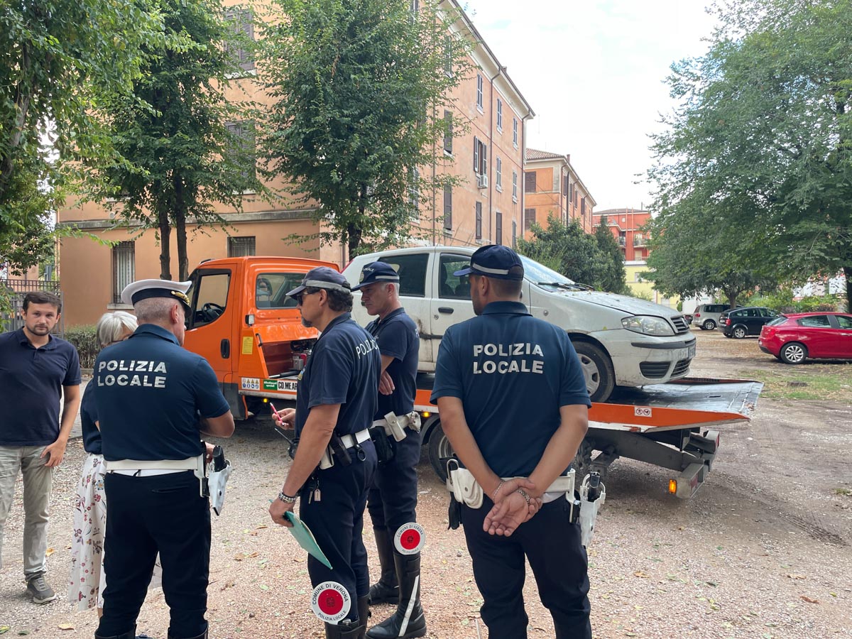 Rimozione auto abbandonata nel cortile delle case Agec di via Galilei