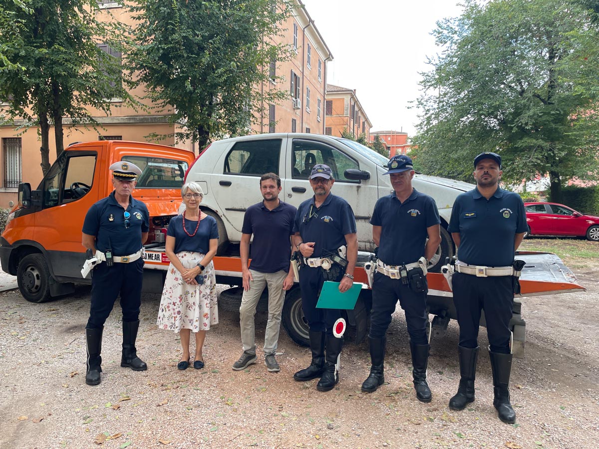 Rimozione auto cortile Agec via Galilei (4)