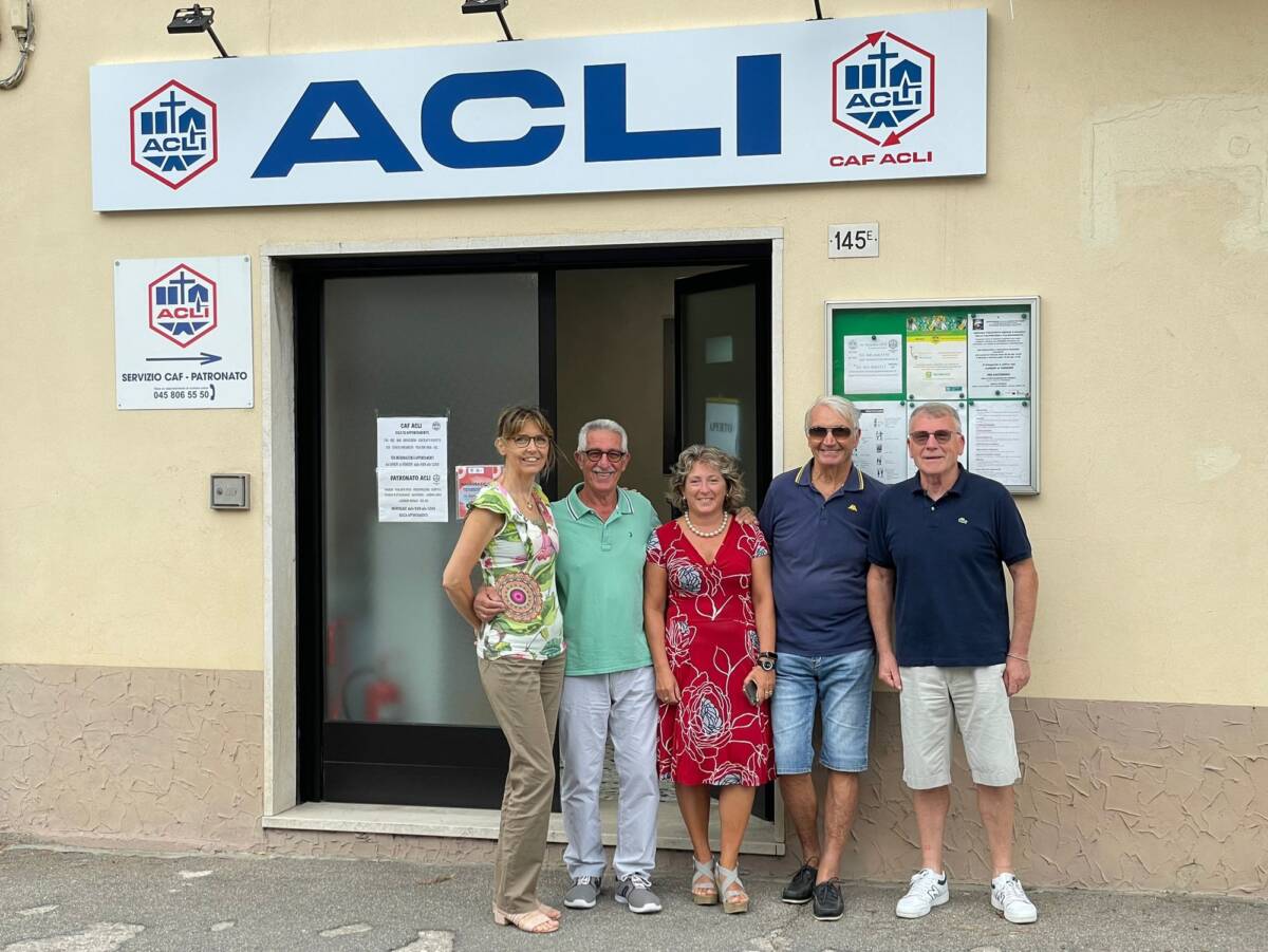 Volontari davanti alla sede ACLI di Marzana (2)