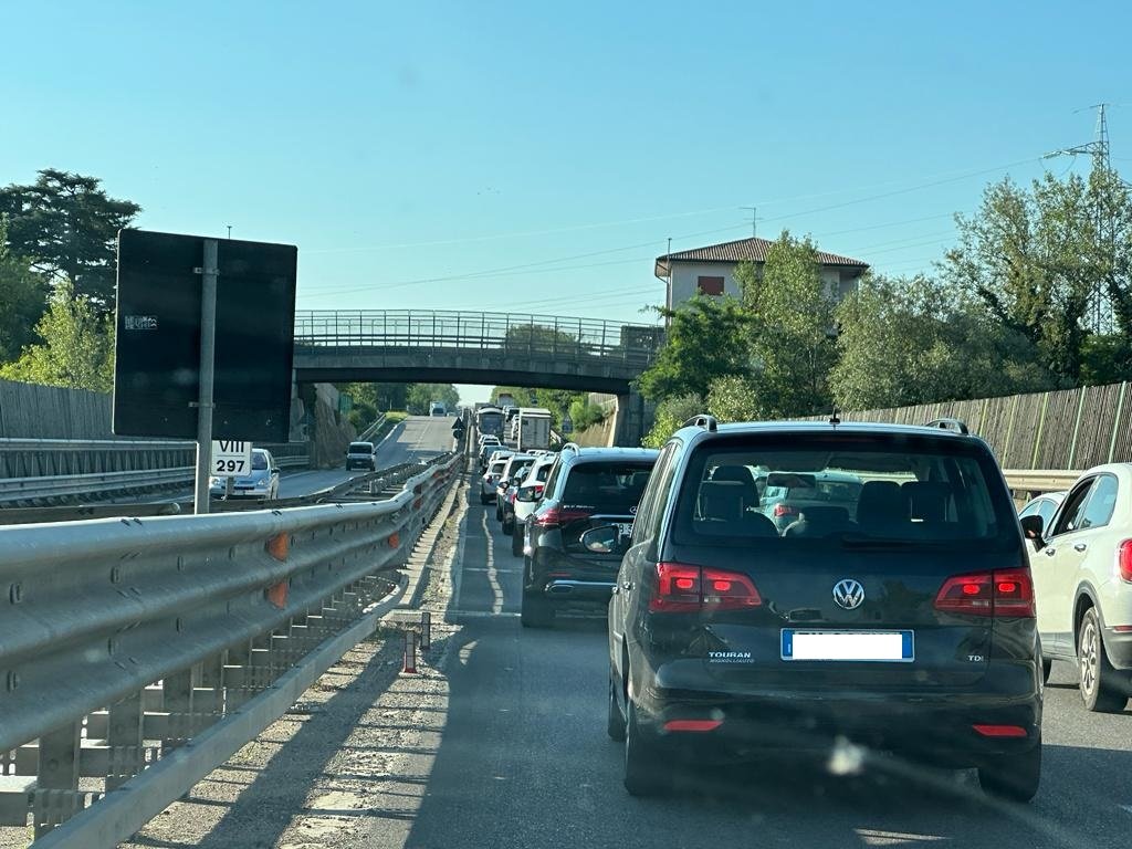 Traffico in tangenziale Nord di Verona. Foto d'archivio