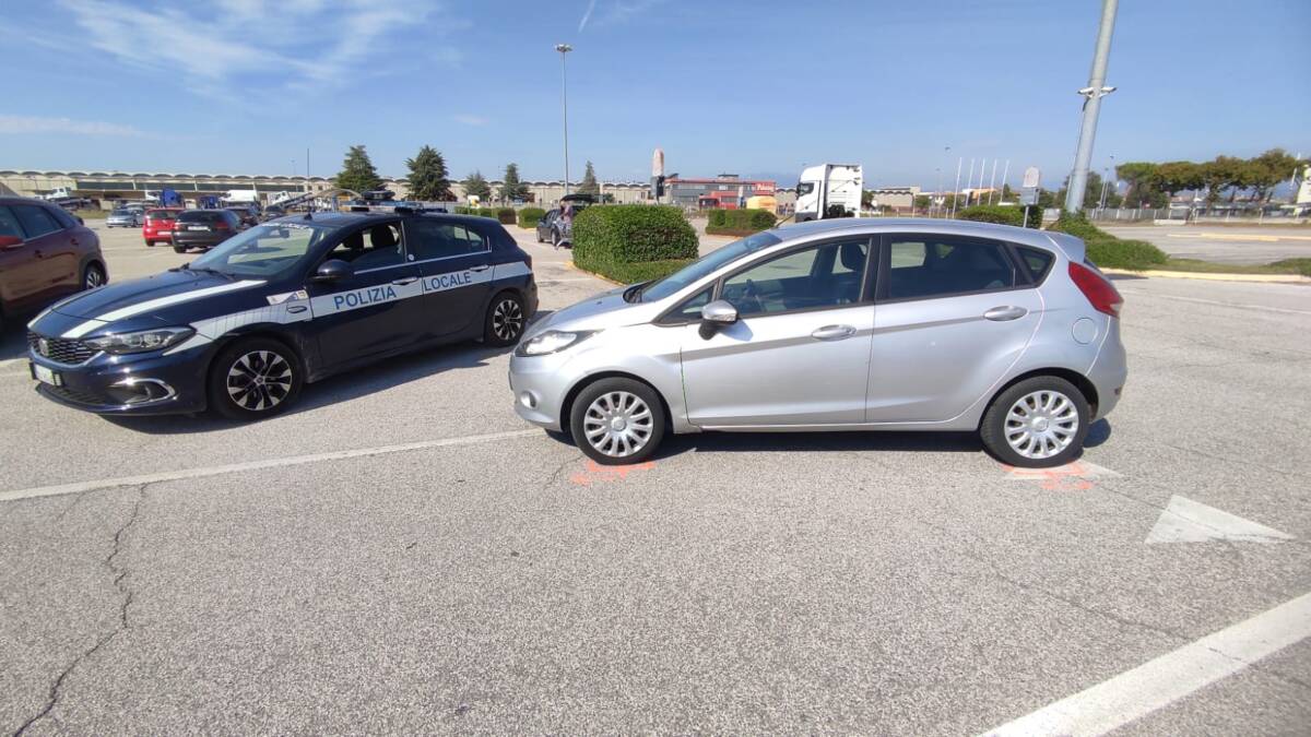 Parcheggio Famila Dossobuono investito contromano