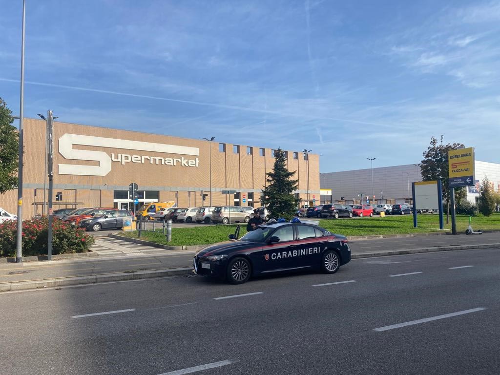 Carabinieri - Esselunga Verona corso Milano