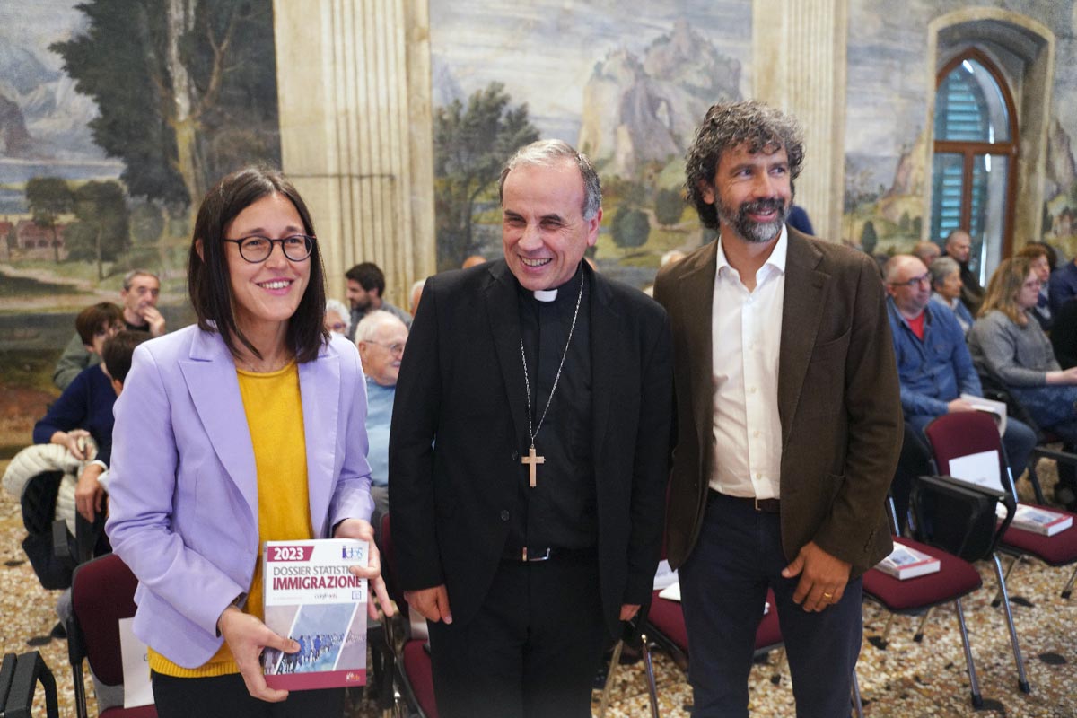 Dossier immigrazione 2023 (2) Gloria Albertini, vescovo Domenico Pompili, Damiano Tommasi