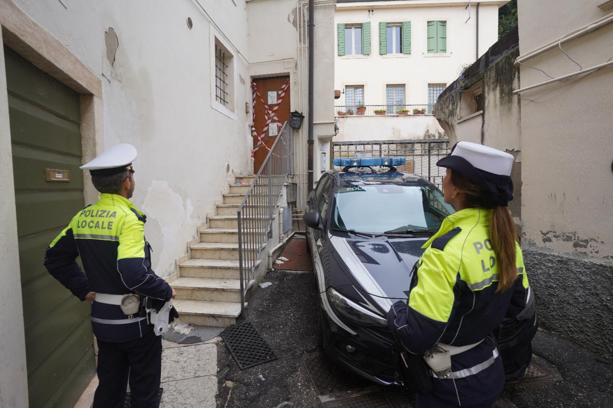 Il sequestro dell'appartamento Ater divenuto centrale di spaccio a Veronetta, in vicolo cieco Fiumicello, da parte della Polizia locale di Verona