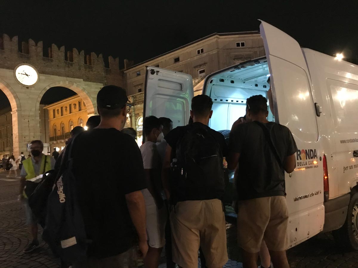 La Ronda della Carità distribuisce pasti in piazza Bra