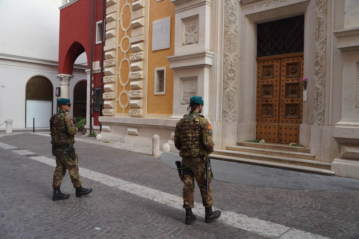 Militari davanti alla Sinagoga di Verona (ottobre 2023)