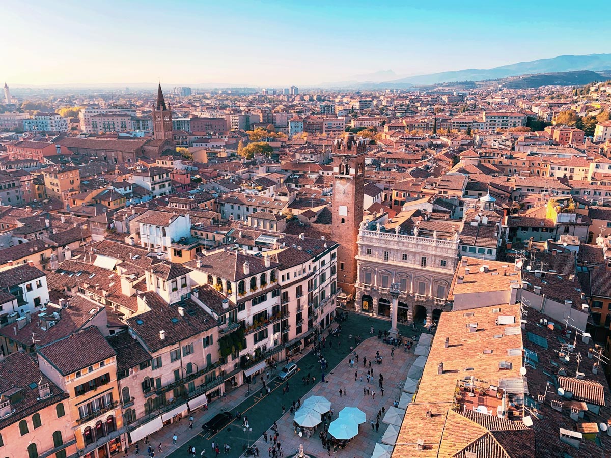 verona economia vista - piazza erbe città metropolitana