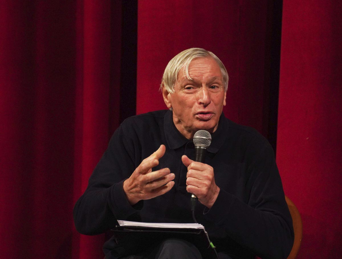 Don Luigi Ciotti con gli studenti al Teatro Nuovo di Verona