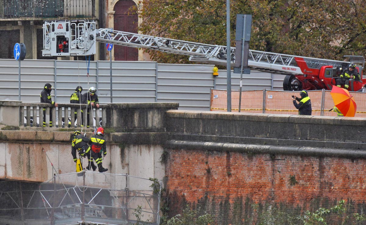Piena Adige - sistemazione ponteggi ponte Nuovo 02.11.2023