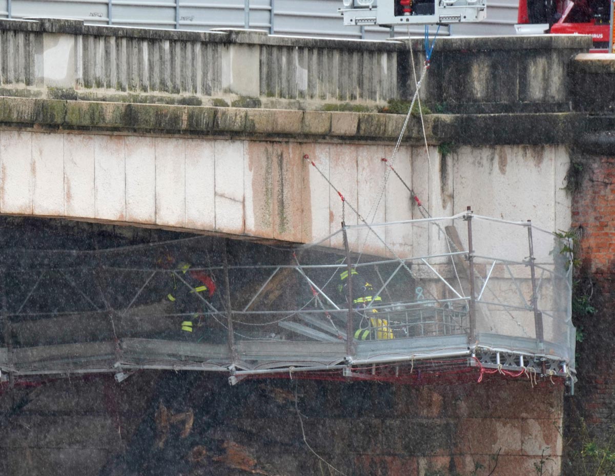 Piena Adige - sistemazione ponteggi ponte Nuovo 02.11.2023