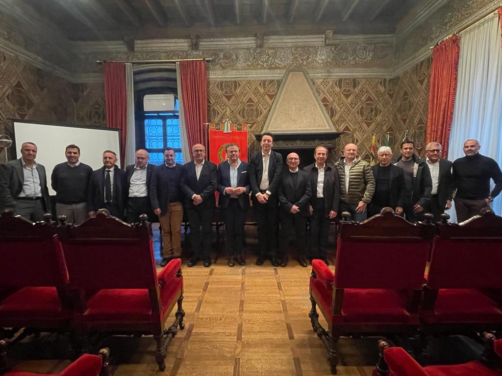 I sindaci ieri in Sala Rossa assieme all'onorevole Flavio Tosi e al consigliere regionale Alberto Bozza.