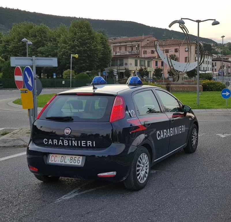 carabinieri scooter nel bar
