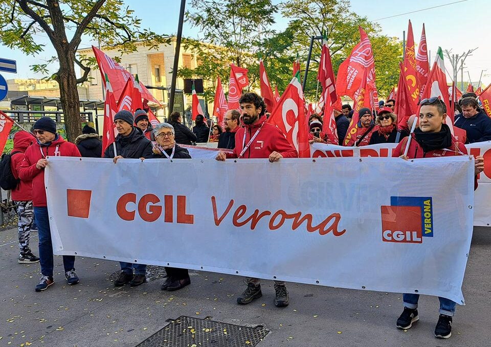 Lo striscione della Cgil Verona allo sciopero a Padova