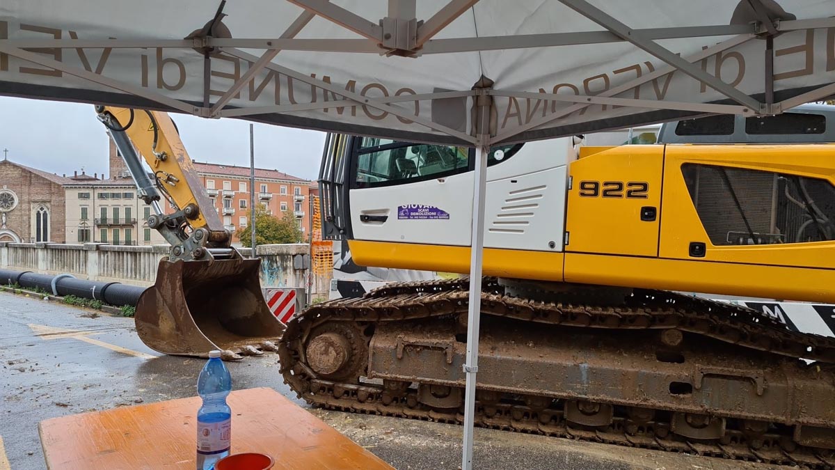 escavatore su ponte nuovo