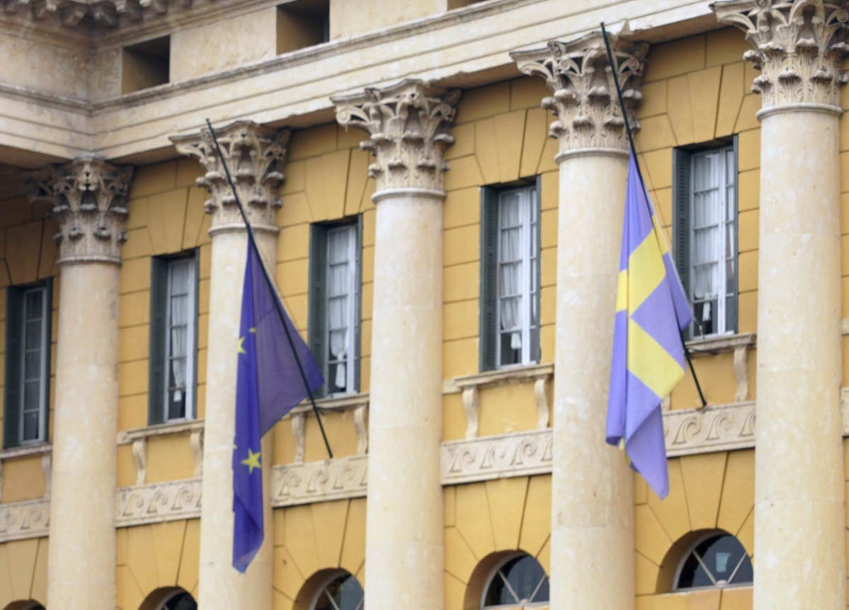 Palazzo Barbieri, sede del Comune di Verona, con le bandiere a mezz'asta per il lutto regionale nel giorno del funerale di Giulia Cecchettin