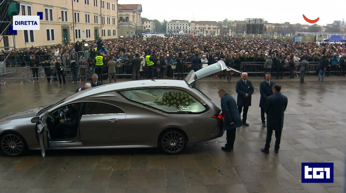 Il funerale di Giulia Cecchettin. Immagine Rai 1