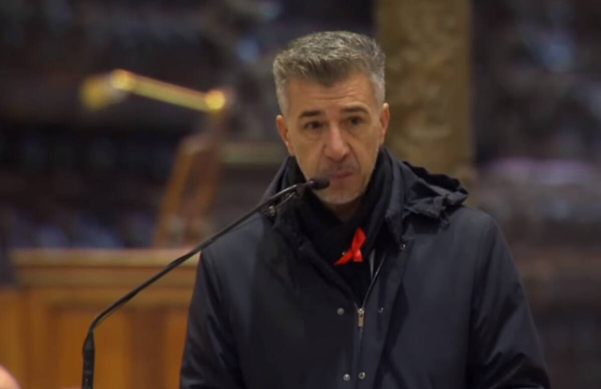 Gino Cecchettin mentre legge la lettera per la figlia Giulia al suo funerale