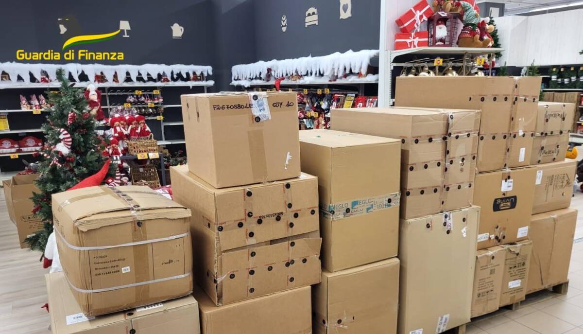 Guardia di Finanza - articoli natalizi pericolosi