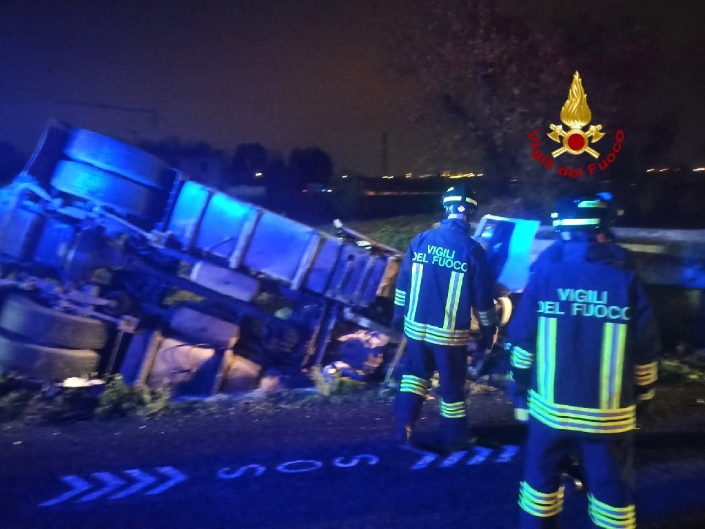 I vigili del fuoco al lavoro sul luogo dell'incidente in A4
