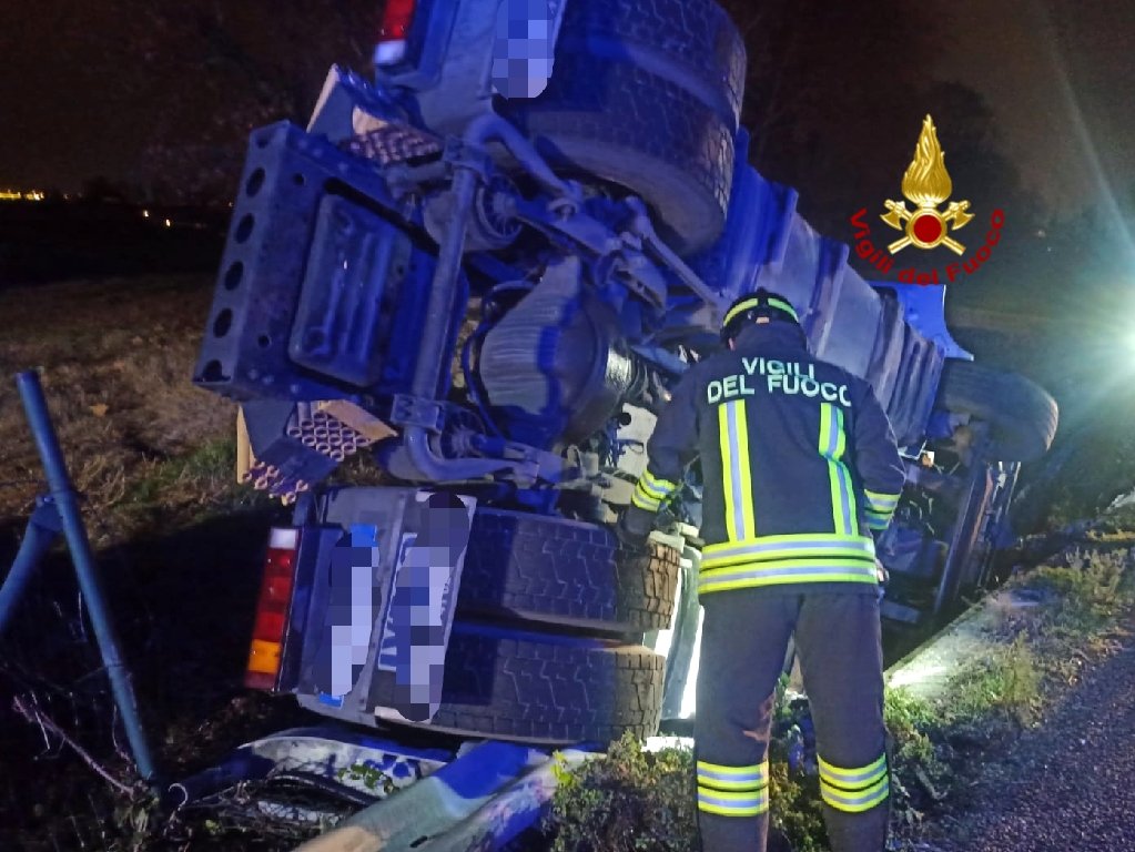 I vigili del fuoco al lavoro sul luogo dell'incidente in A4