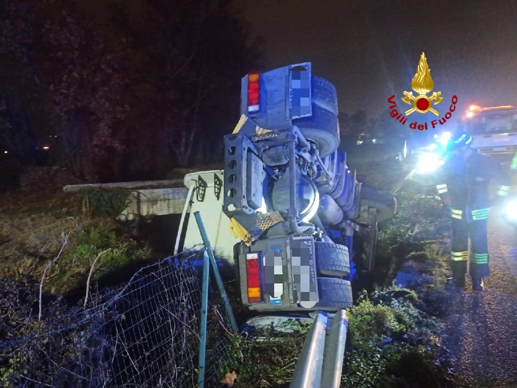 I vigili del fuoco al lavoro sul luogo dell'incidente in A4