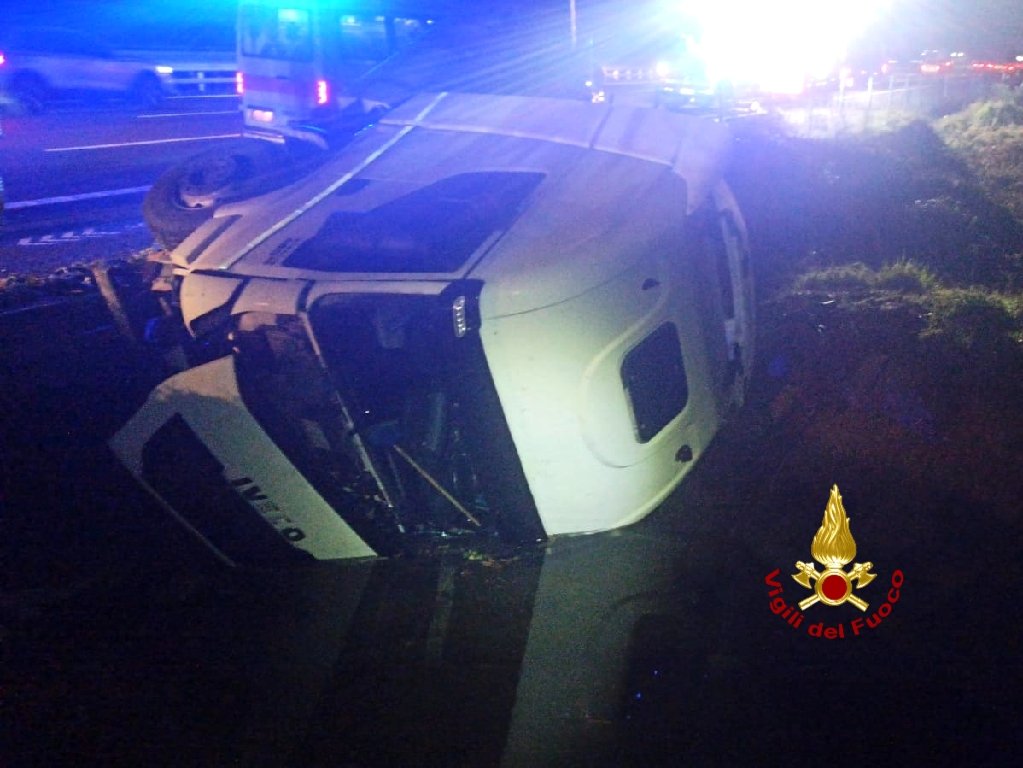 I vigili del fuoco al lavoro sul luogo dell'incidente in A4