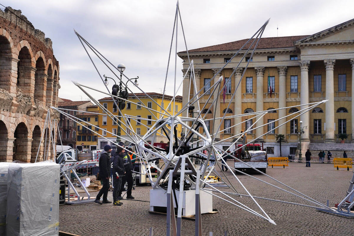 Montaggio nuova stella in piazza Bra