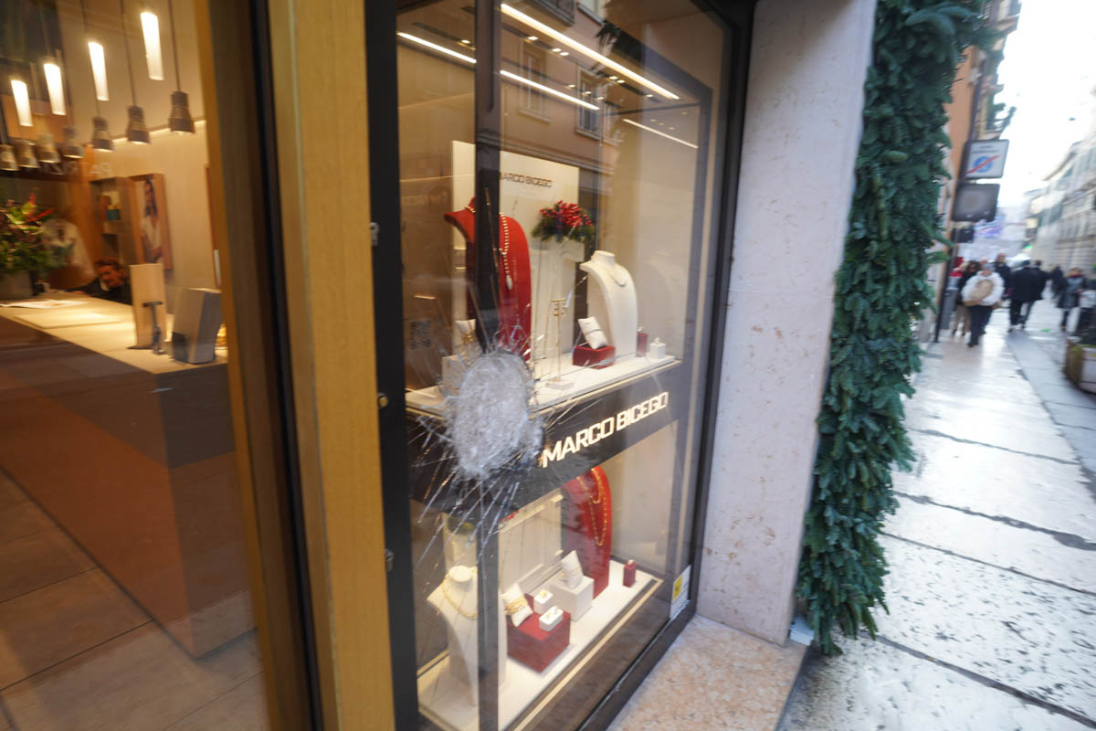 Tentata spaccata negozio Marco Bicego - Corso Porta Borsari