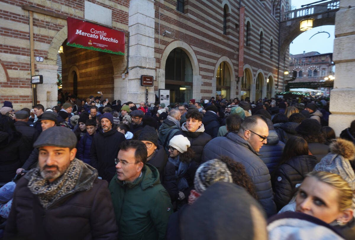 turisti verona centro storico ponte Immacolata