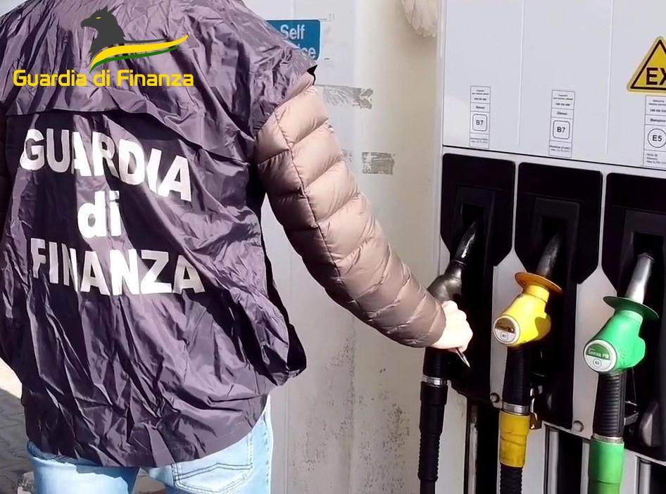 guardia di finanza distributori benzina