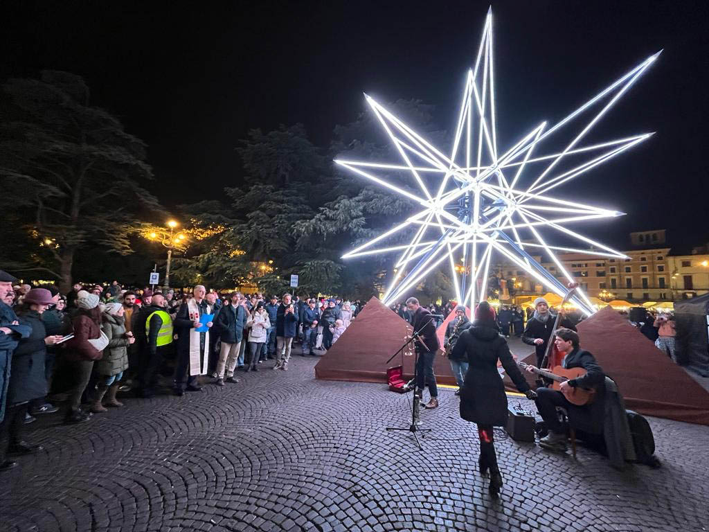 accensione nuova stella cometa natale piazza bra